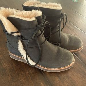 Ugg caspia suede boot